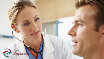 Врач и пациент разговаривают